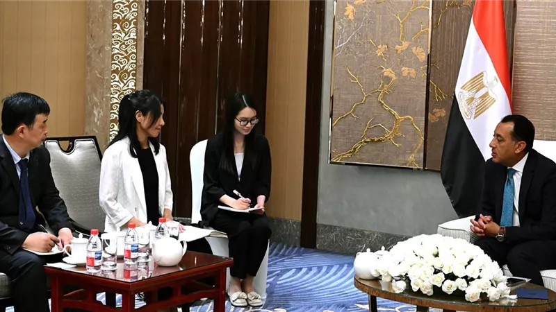 رئيس الوزراء يلتقي رئيسة شركة جيانغسو فينغهاي المحدودة لتطوير تحلية مياه البحر