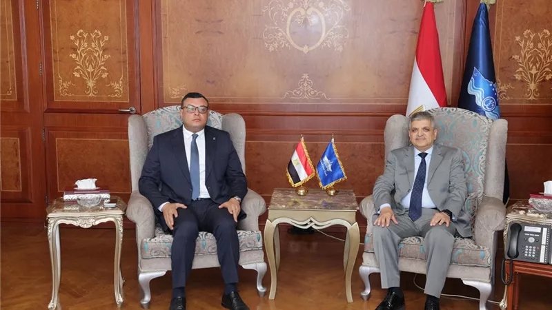  الفريق أسامة ربيع ووزير الإسكان يبحثان إنشاء محطات لتحلية المياه بمدن القناة