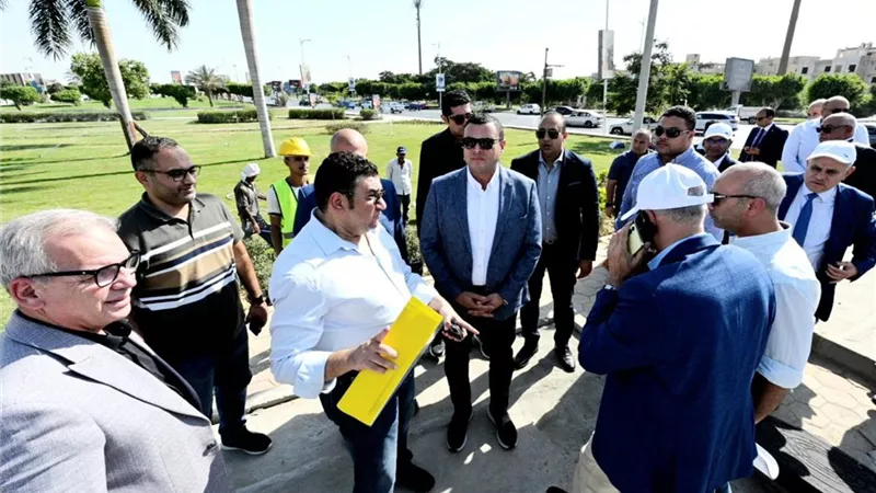 وزير الإسكان يتفقد العبور لمتابعة تطوير نفق المدينة وميدان الحي الخامس