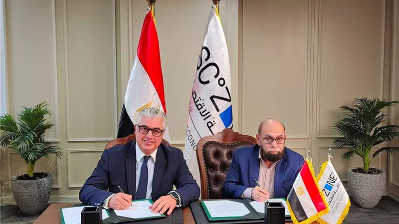رئيس اقتصادية قناة السويس يوقع عقد مع “إنترلووب جروب” الباكستانية لصناعة الملابس
