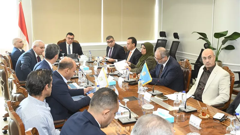 وزير الإسكان يُتابع معدلات تسويق وتسليم عدد من المشروعات والفرص الاستثمارية