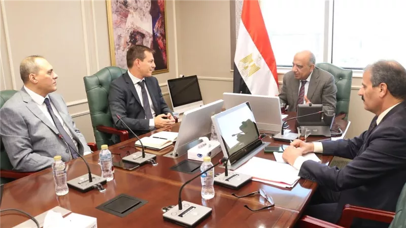 وزير الكهرباء يبحث مع شركة شنايدر إليكتريك مستجدات تنفيذ مبادرة تحسين كفاءة