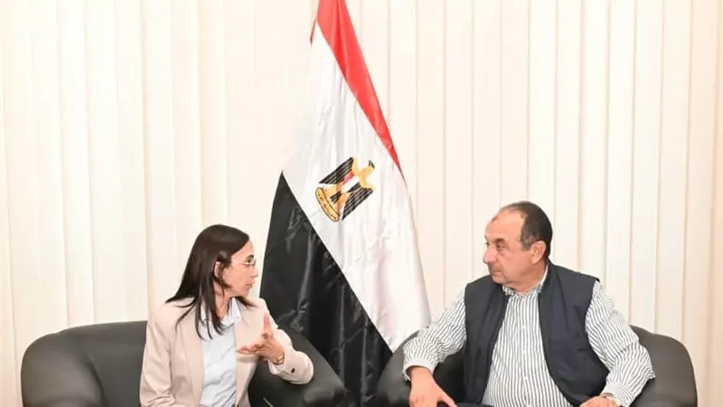  وزير قطاع الأعمال يلتقي محافظ البحيرة في مستهل زيارته لشركة مصر للغزل 