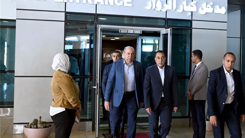رئيس الوزراء يستهل جولته بتفقد الأعمال الجارية لتطوير مطار سفنكس الدولي
