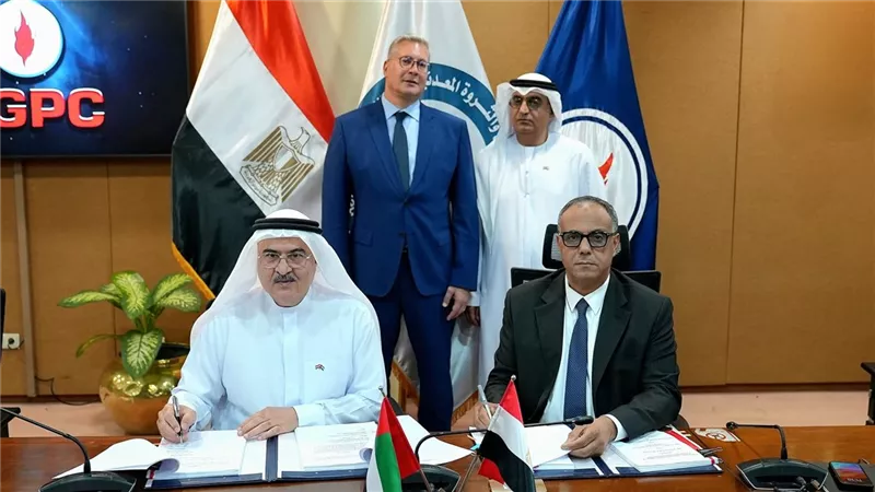 وزارة البترول توقع 3 اتفاقيات جديدة للبحث عن البترول والغاز بالصحراء الغربية