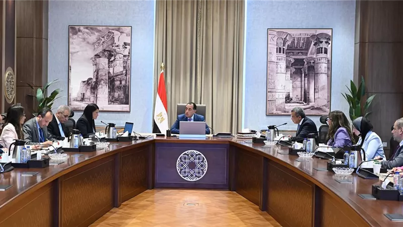 رئيس الوزراء يستعرض مع وزيرة التخطيط جهود حوكمة الاستثمارات العامة 