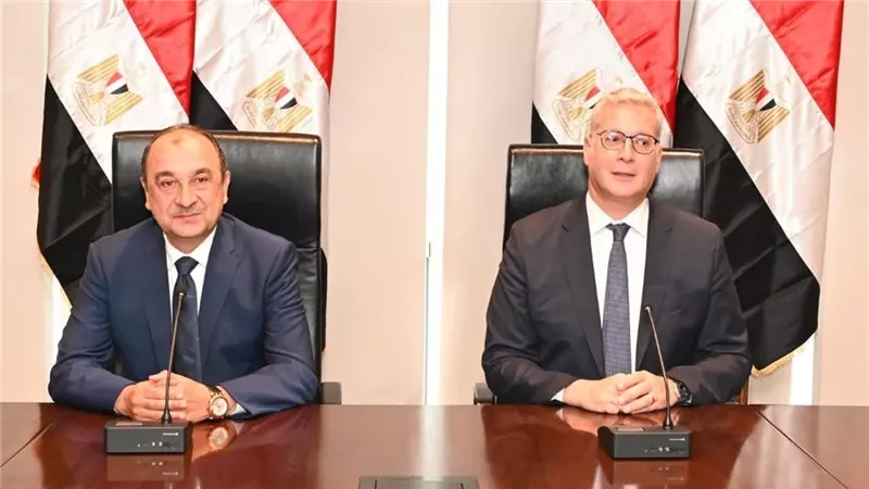 وزيرا قطاع الأعمال والبترول يشهدان توقيع عقد بين 