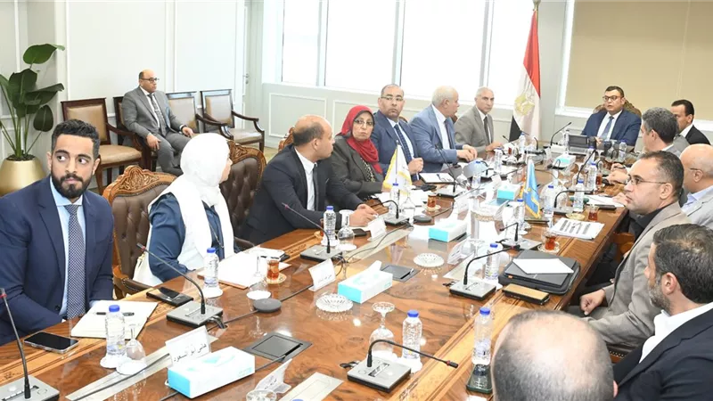 وزير الإسكان يعقد اجتماعا مع مسئولي الشركة السعودية المصرية لبحث الفرص الاستثمارية