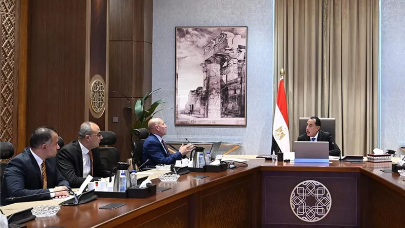 رئيس الوزراء يتابع مع محافظ القاهرة الموقف التنفيذي الحالي لعدد من المشروعات 