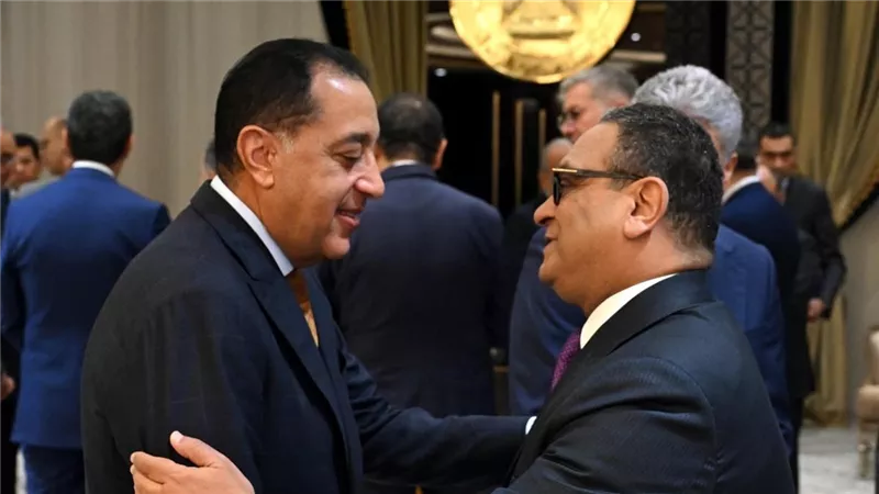 مجلس الوزراء يكرم الأمين العام السابق للمجلس ويهنئ الأمين الجديد بتوليه المسئولية
