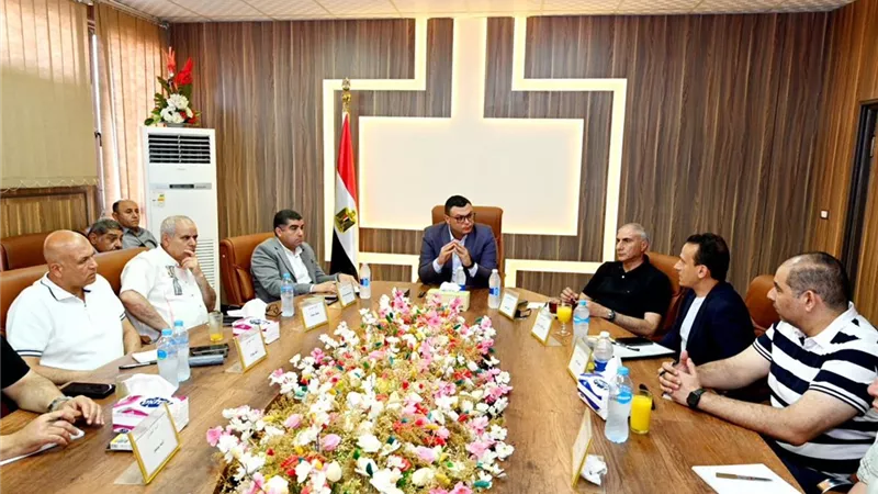 وزير الإسكان يعقد اجتماعا بمقر جهاز 