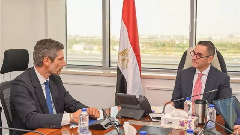 وزير الاستثمار يبحث مع ممثلي شركات عاملة في مجال حماية البيئة وإدارة المخلفات البحرية