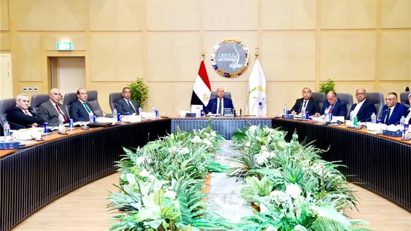 وزير الصناعة يترأس اجتماع الجمعية العامة للشركة القابضة لمشروعات الطرق والكباري 