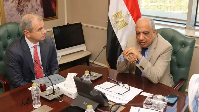  وزير الكهرباء يبحث مع مسئولي شركة الكازار الإماراتية تعزيز التعاون وزيادة الاستثمارات