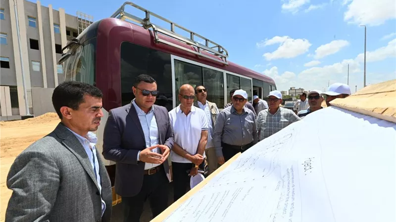 وزير الإسكان يتفقد مشروع مرافق الأراضي الصناعية وكوبري أعلى مسار القطار الكهربائي