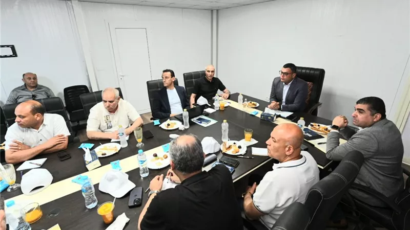 وزير الإسكان يعقد اجتماعًا موسعًا لتأمين المنشآت وتعزيز السلامة والصحة المهنية