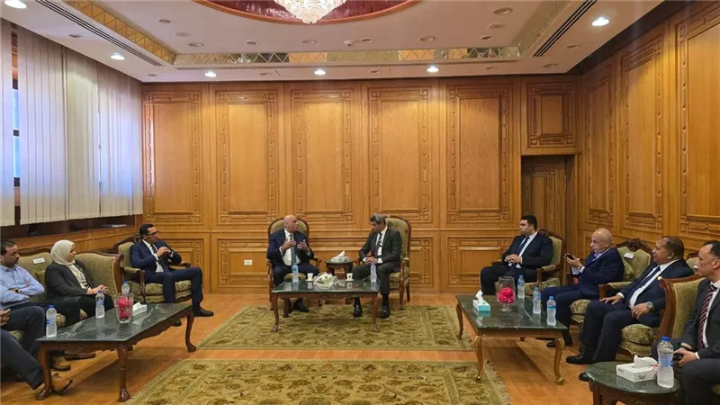الرئيس التنفيذي لجهاز تنمية المشروعات يجتمع مع محافظ السويس لبحث دعم القطاع