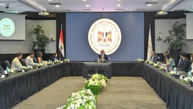 وزير الاستثمار يلتقي وفد مؤسسة شفيق جبر لتعزيز التعاون الثقافي والاقتصادي