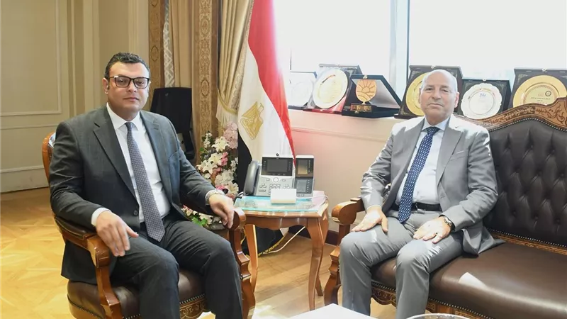 وزير الإسكان يستعرض مع محافظ القاهرة الموقف التنفيذي لعدد من المشروعات