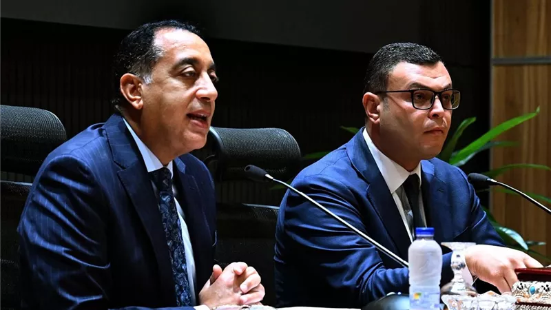 رئيس الوزراء يعقد اجتماعًا موسعاً مع رؤساء أجهزة المدن الجديدة