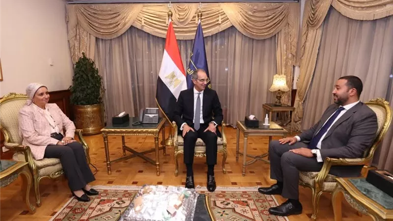 لبنى هلال وتامر المهدي يعرضان على وزير الاتصالات ملامح المرحلة الجديدة للمصرية للاتصالات 