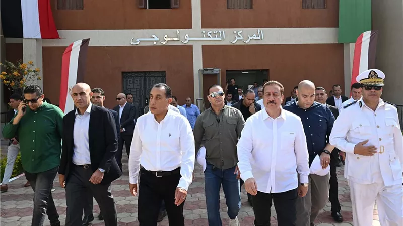 رئيس الوزراء يتفقد مجمع خدمات المواطنين 