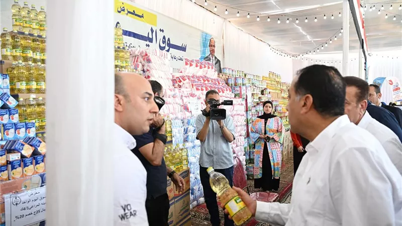رئيس الوزراء يتفقد سوق اليوم الواحد للسلع الغذائية بأشمون