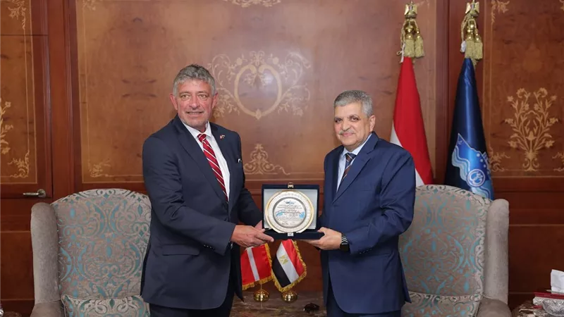 أسامة ربيع يبحث التعاون مع سفير الدنمارك ويدعو ميرسك للعودة