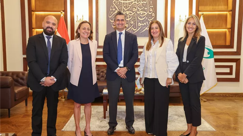 رئيس البريد المصري تبحث مع فيزا العالمية تعزيز التعاون في المدفوعات الرقمية