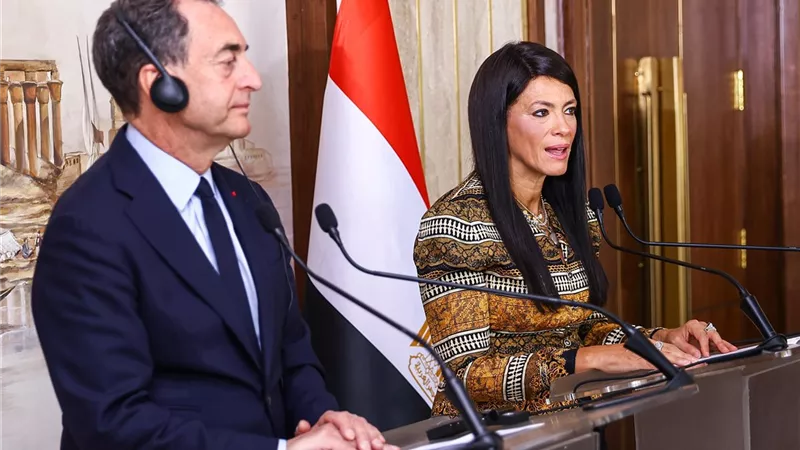 وزيرة التخطيط والسفير الفرنسي يؤكدان استمرار التنسيق لتنفيذ محاور التعاون الاقتصادي 