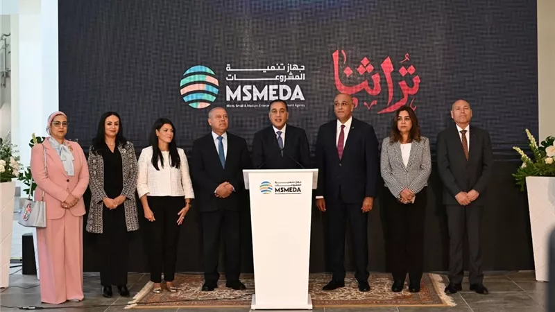  عقب إفتتاحه معرض 