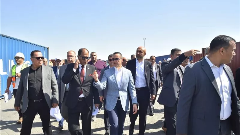 وزير الاستثمار يتفقد ميناء العين السخنة ويتابع سير العمل بمنظومة الفحص المشترك