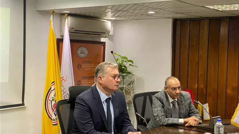 وزير البترول يزور شركة بدرالدين فجأة ويعقد اجتماعًا عاجلًا للإنتاج