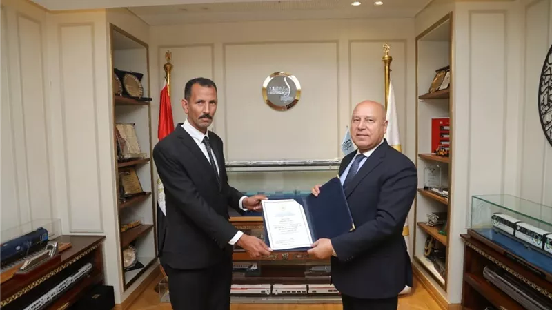  وزير الصناعة والنقل يكرم سائقًا أعاد حقيبة تحوي أكثر من مليون جنيه
