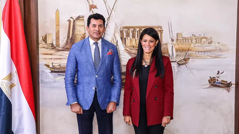 رانيا المشاط تستعرض مع أشرف صبحي ملفات العمل المشترك