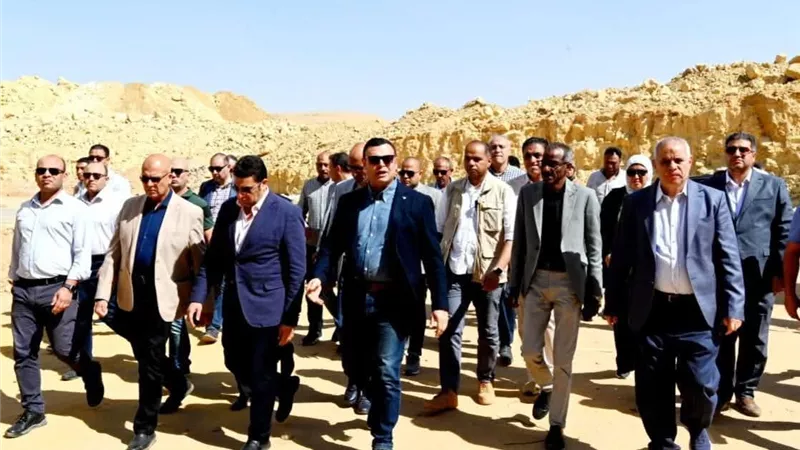 وزير الإسكان يتفقد مشروع سكن مصر ومحطة رفع الصرف الصحي بالقاهرة الجديدة