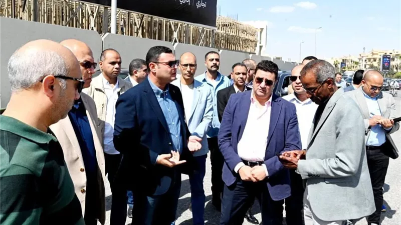 وزير الإسكان يتفقد أعمال تطوير الطرق والمحاور الرئيسية والميادين بمدينة القاهرة الجديدة