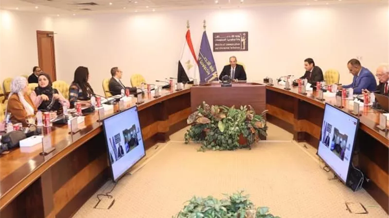 وزير الاتصالات: نستهدف الوصول إلى إنتاج 9 ملايين هاتف بنهاية العام الجاري.. ولدينا 14 علامة تجارية
