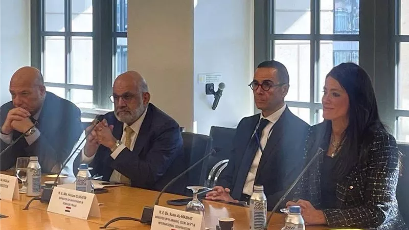 وزيرا الاستثمار والتخطيط يبحثان التوسع في تمويل القطاع الخاص وتنفيذ وثيقة ملكية الدولة