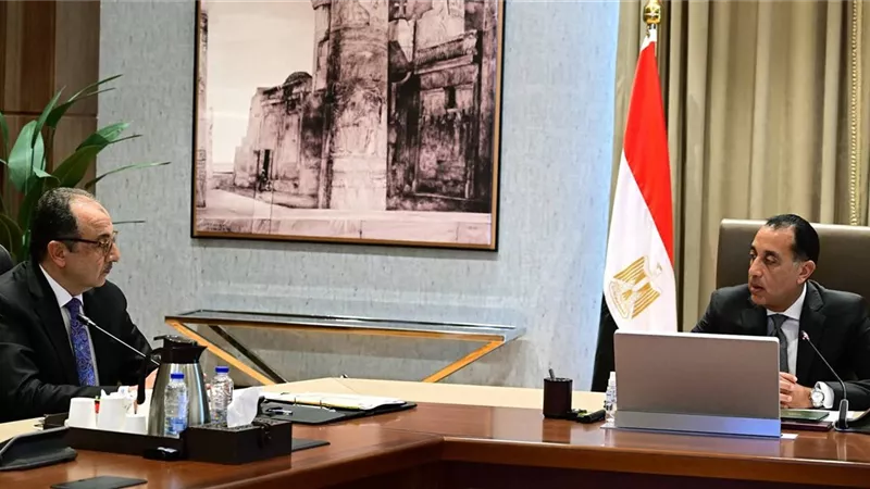 رئيس الوزراء يستعرض مع وزير قطاع الأعمال الفرص الاستثمارية بقطاع السياحة والتشييد