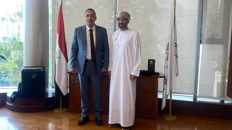 إسلام عزام يبحث مع نظيره بمسقط التعاون المشترك وتطوير أدوات مالية جديدة