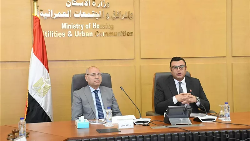  وزير الإسكان يستعرض مع محافظ القاهرة الموقف التنفيذي لعدد من المشروعات
