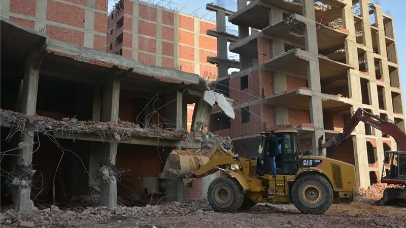  وزير الإسكان يُصدر 13 قراراً لإزالة التعديات ومخالفات البناء بالمدن الجديدة