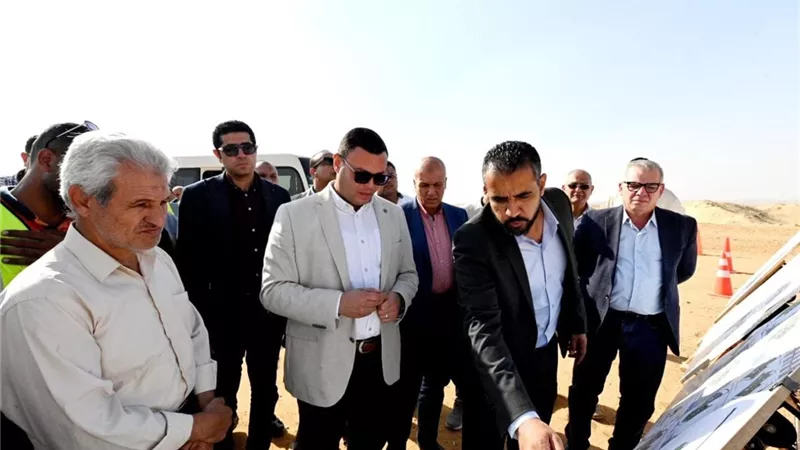 وزير الإسكان يتفقد أعمال تطوير الطرق والمرافق بمنطقة الأمل بالعبور الجديدة