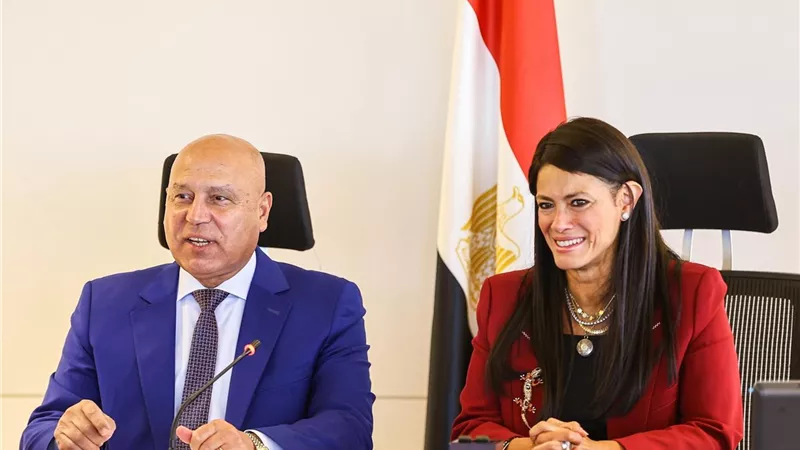 وزير الصناعة والنقل يوقع اتفاقية تمويل الشريحة الرابعة لمترو أنفاق القاهرة