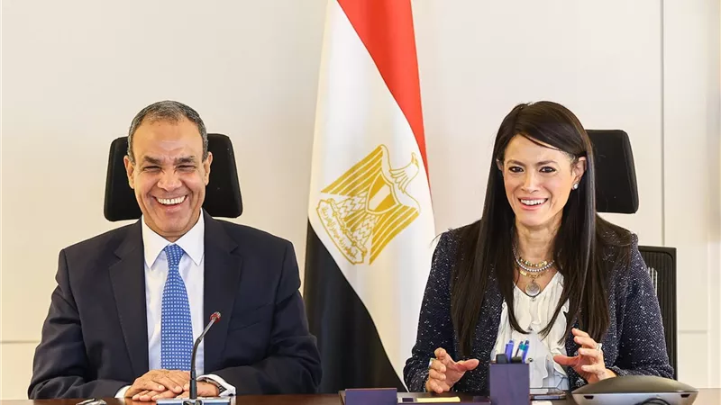 وزيرا التخطيط والخارجية يناقشان ملفات مشتركة لدعم جهود التنمية الاقتصادية