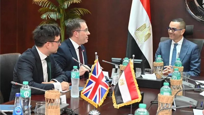 وزير الاستثمار يبحث مع السفير البريطاني بالقاهرة دعم الشراكة الاقتصادية