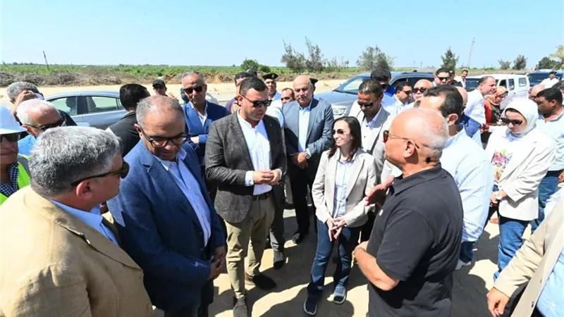 وزير الإسكان ومحافظ البحيرة يتفقدان مشروع ازدواج خط مياه وادي النطرون