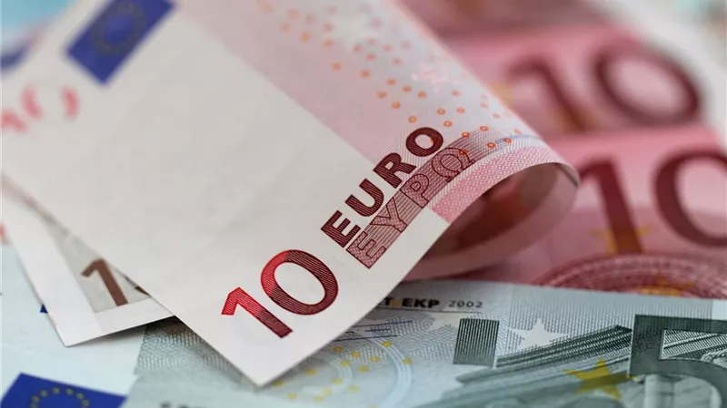 ضغوط متزايدة على اليورو.. وبيانات أوروبية إيجابية لا تكفي لوقف مسار الهبوط