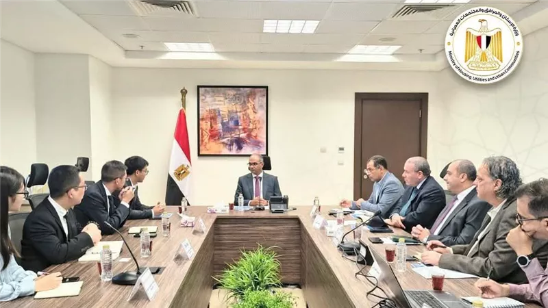 نائب وزير الإسكان يبحث أوجه التعاون مع شركة صينية بمجال تحلية المياه